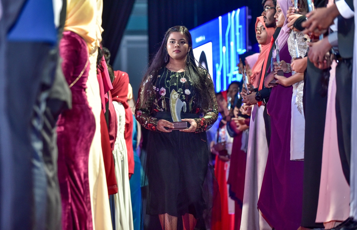 މާލެ: 17 ޖުލައި 2018: އޯ ލެވެލްގައި ރަނގަޅު ނަތީޖާ ހޯދި ދަރިވަރުންނަށް އެވޯޑު ދިނުމަށް ދަރުބާރުގޭގައި ބޭއްވި ރަސްމިއްޔާތުގެ ތެރެއިން: މިދިޔަ އޮކްޓޯބަރު/ނޮވެމްބަރުގައި އޯ ލެވެލް ހެދި ދަރިވަރުންގެ ތެރެއިން ރާއްޖޭގެ ގަދަ 10 ގައި 375 ދަރިވަރަކު ހިމެނި ހަ ދަރިވަރަކު ވަނީ އެއްވަނަ ހޯދާފައި--. ފޮޓޯ: ނިޝާން އަލީ/ މިހާރު