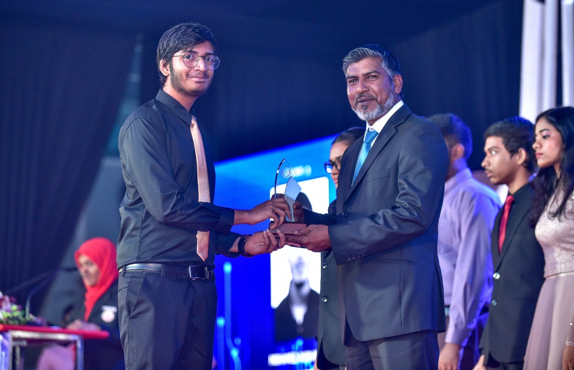 މާލެ: 17 ޖުލައި 2018: އޯ ލެވެލްގައި ރަނގަޅު ނަތީޖާ ހޯދި ދަރިވަރުންނަށް އެވޯޑު ދިނުމަށް ދަރުބާރުގޭގައި ބޭއްވި ރަސްމިއްޔާތުގެ ތެރެއިން: މިދިޔަ އޮކްޓޯބަރު/ނޮވެމްބަރުގައި އޯ ލެވެލް ހެދި ދަރިވަރުންގެ ތެރެއިން ރާއްޖޭގެ ގަދަ 10 ގައި 375 ދަރިވަރަކު ހިމެނި ހަ ދަރިވަރަކު ވަނީ އެއްވަނަ ހޯދާފައި--. ފޮޓޯ: ނިޝާން އަލީ/ މިހާރު