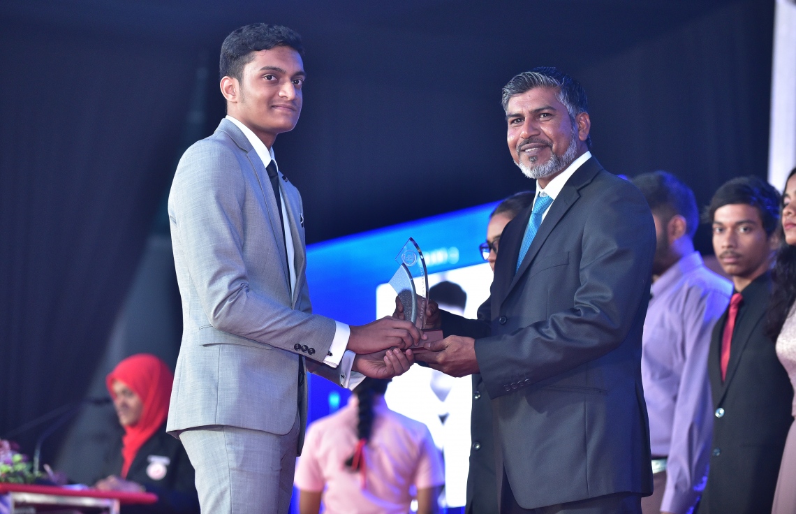 މާލެ: 17 ޖުލައި 2018: އޯ ލެވެލްގައި ރަނގަޅު ނަތީޖާ ހޯދި ދަރިވަރުންނަށް އެވޯޑު ދިނުމަށް ދަރުބާރުގޭގައި ބޭއްވި ރަސްމިއްޔާތުގެ ތެރެއިން: މިދިޔަ އޮކްޓޯބަރު/ނޮވެމްބަރުގައި އޯ ލެވެލް ހެދި ދަރިވަރުންގެ ތެރެއިން ރާއްޖޭގެ ގަދަ 10 ގައި 375 ދަރިވަރަކު ހިމެނި ހަ ދަރިވަރަކު ވަނީ އެއްވަނަ ހޯދާފައި--. ފޮޓޯ: ނިޝާން އަލީ/ މިހާރު