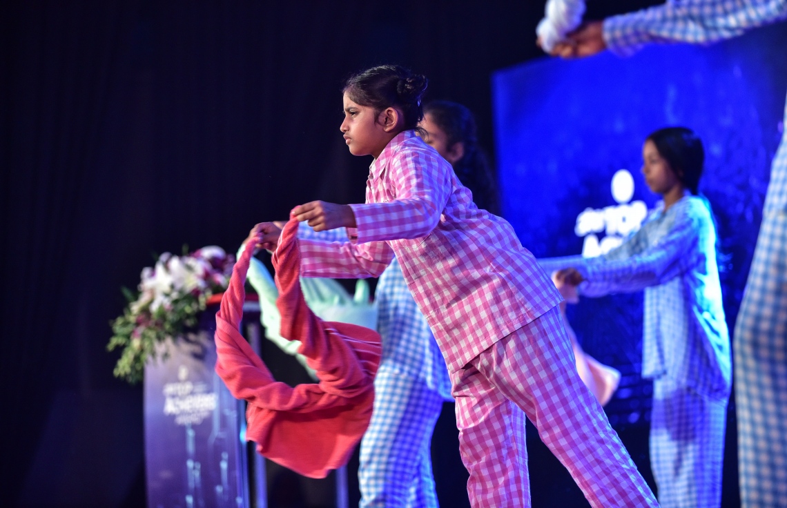 މާލެ: 17 ޖުލައި 2018: އޯ ލެވެލްގައި ރަނގަޅު ނަތީޖާ ހޯދި ދަރިވަރުންނަށް އެވޯޑު ދިނުމަށް ދަރުބާރުގޭގައި ބޭއްވި ރަސްމިއްޔާތުގެ ތެރެއިން: މިދިޔަ އޮކްޓޯބަރު/ނޮވެމްބަރުގައި އޯ ލެވެލް ހެދި ދަރިވަރުންގެ ތެރެއިން ރާއްޖޭގެ ގަދަ 10 ގައި 375 ދަރިވަރަކު ހިމެނި ހަ ދަރިވަރަކު ވަނީ އެއްވަނަ ހޯދާފައި--. ފޮޓޯ: ނިޝާން އަލީ/ މިހާރު