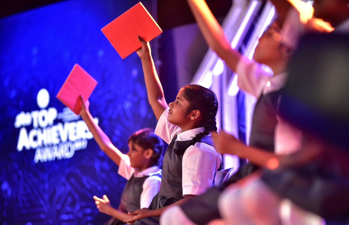 މާލެ: 17 ޖުލައި 2018: އޯ ލެވެލްގައި ރަނގަޅު ނަތީޖާ ހޯދި ދަރިވަރުންނަށް އެވޯޑު ދިނުމަށް ދަރުބާރުގޭގައި ބޭއްވި ރަސްމިއްޔާތުގެ ތެރެއިން: މިދިޔަ އޮކްޓޯބަރު/ނޮވެމްބަރުގައި އޯ ލެވެލް ހެދި ދަރިވަރުންގެ ތެރެއިން ރާއްޖޭގެ ގަދަ 10 ގައި 375 ދަރިވަރަކު ހިމެނި ހަ ދަރިވަރަކު ވަނީ އެއްވަނަ ހޯދާފައި--. ފޮޓޯ: ނިޝާން އަލީ/ މިހާރު