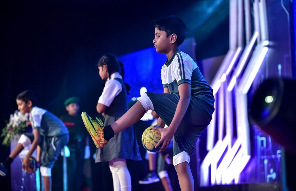 މާލެ: 17 ޖުލައި 2018: އޯ ލެވެލްގައި ރަނގަޅު ނަތީޖާ ހޯދި ދަރިވަރުންނަށް އެވޯޑު ދިނުމަށް ދަރުބާރުގޭގައި ބޭއްވި ރަސްމިއްޔާތުގެ ތެރެއިން: މިދިޔަ އޮކްޓޯބަރު/ނޮވެމްބަރުގައި އޯ ލެވެލް ހެދި ދަރިވަރުންގެ ތެރެއިން ރާއްޖޭގެ ގަދަ 10 ގައި 375 ދަރިވަރަކު ހިމެނި ހަ ދަރިވަރަކު ވަނީ އެއްވަނަ ހޯދާފައި--. ފޮޓޯ: ނިޝާން އަލީ/ މިހާރު