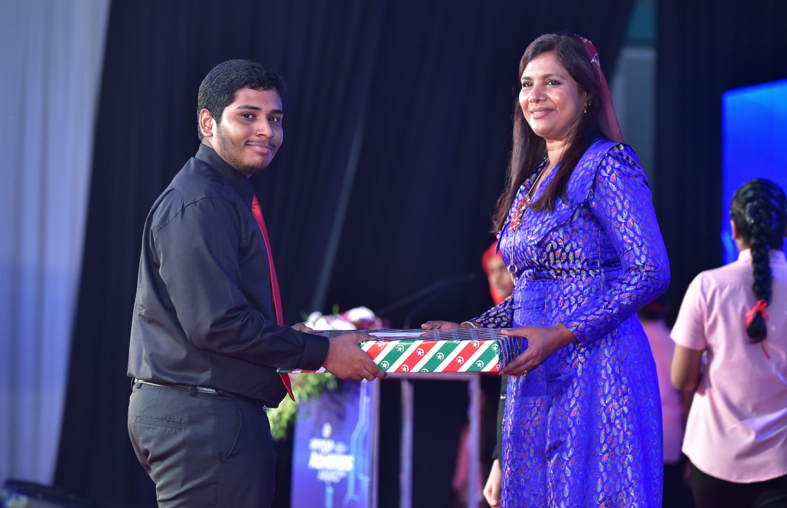 މާލެ: 17 ޖުލައި 2018: އޯ ލެވެލްގައި ރަނގަޅު ނަތީޖާ ހޯދި ދަރިވަރުންނަށް އެވޯޑު ދިނުމަށް ދަރުބާރުގޭގައި ބޭއްވި ރަސްމިއްޔާތުގެ ތެރެއިން: މިދިޔަ އޮކްޓޯބަރު/ނޮވެމްބަރުގައި އޯ ލެވެލް ހެދި ދަރިވަރުންގެ ތެރެއިން ރާއްޖޭގެ ގަދަ 10 ގައި 375 ދަރިވަރަކު ހިމެނި ހަ ދަރިވަރަކު ވަނީ އެއްވަނަ ހޯދާފައި--. ފޮޓޯ: ނިޝާން އަލީ/ މިހާރު