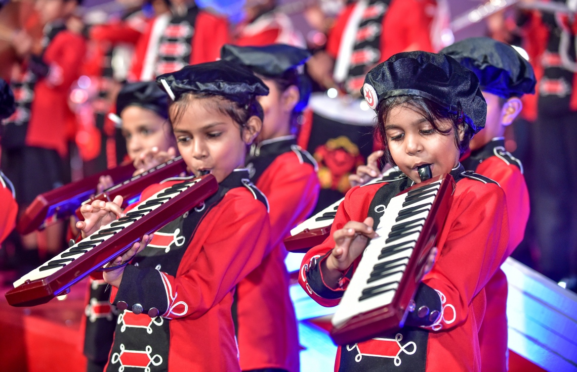 މާލެ: 17 ޖުލައި 2018: އޯ ލެވެލްގައި ރަނގަޅު ނަތީޖާ ހޯދި ދަރިވަރުންނަށް އެވޯޑު ދިނުމަށް ދަރުބާރުގޭގައި ބޭއްވި ރަސްމިއްޔާތުގެ ތެރެއިން: މިދިޔަ އޮކްޓޯބަރު/ނޮވެމްބަރުގައި އޯ ލެވެލް ހެދި ދަރިވަރުންގެ ތެރެއިން ރާއްޖޭގެ ގަދަ 10 ގައި 375 ދަރިވަރަކު ހިމެނި ހަ ދަރިވަރަކު ވަނީ އެއްވަނަ ހޯދާފައި--. ފޮޓޯ: ނިޝާން އަލީ/ މިހާރު