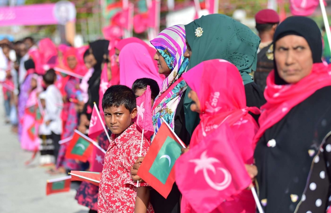 ހއ. ބާރަށް: ޖުލައި 18، 2018: ބާރަށުގައި 32 މިލިއަން ރުފިޔާ ހަރަދުކޮށްގެން 2015 ގައި ހެދި މެރީނާ ޖެޓީ ހުޅުވުމަށް އެ ރަށުގައި ބޭއްވި ރަސްމިއްޔާތެއްގައި ރައީސް ޔާމީން ވަޑައިގެންނެވުމުން އެރަށުގެ ބައެއް މީހުން އެމަނިކުފާނަށް މަރުހަބާ ކިޔުމަށް އެއްވެފައި.-- ފޮޓޯ: ރައީސް އޮފީސް