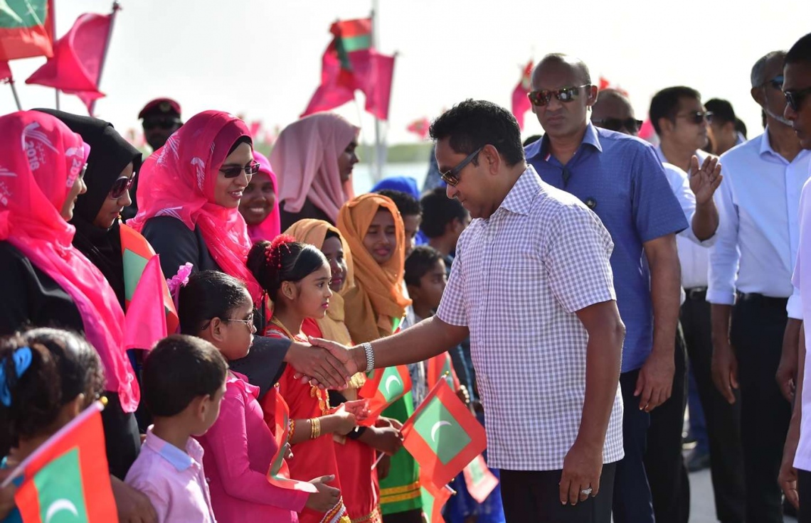 ހއ. ބާރަށް: ޖުލައި 18، 2018: ބާރަށުގައި 32 މިލިއަން ރުފިޔާ ހަރަދުކޮށްގެން 2015 ގައި ހެދި މެރީނާ ޖެޓީ ހުޅުވުމަށް އެ ރަށުގައި ބޭއްވި ރަސްމިއްޔާތެއްގައި ރައީސް ޔާމީން ވަޑައިގެންނެވުމުން އެރަށުގެ ބައެއް މީހުން އެމަނިކުފާނާ ސަލާމް ކުރައްވަނީ.-- ފޮޓޯ: ރައީސް އޮފީސް