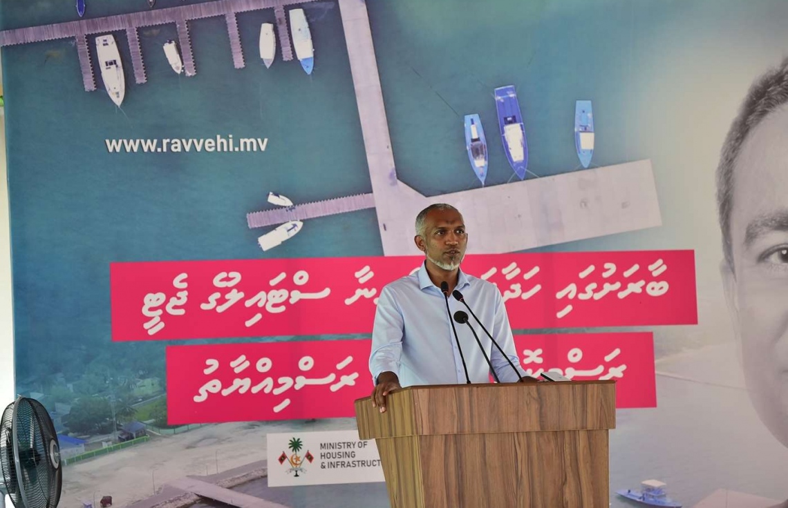 ހއ. ބާރަށް: ޖުލައި 18، 2018: ބާރަށުގައި 32 މިލިއަން ރުފިޔާ ހަރަދުކޮށްގެން 2015 ގައި ހެދި މެރީނާ ޖެޓީ ހުޅުވުމަށް އެ ރަށުގައި ބޭއްވި ރަސްމިއްޔާތެއްގައި   ހައުސިން މިނިސްޓަރު މުއިއްޒު ވާހަކަ ދައްކަވަނީ.-- ފޮޓޯ: ރައީސް އޮފީސް