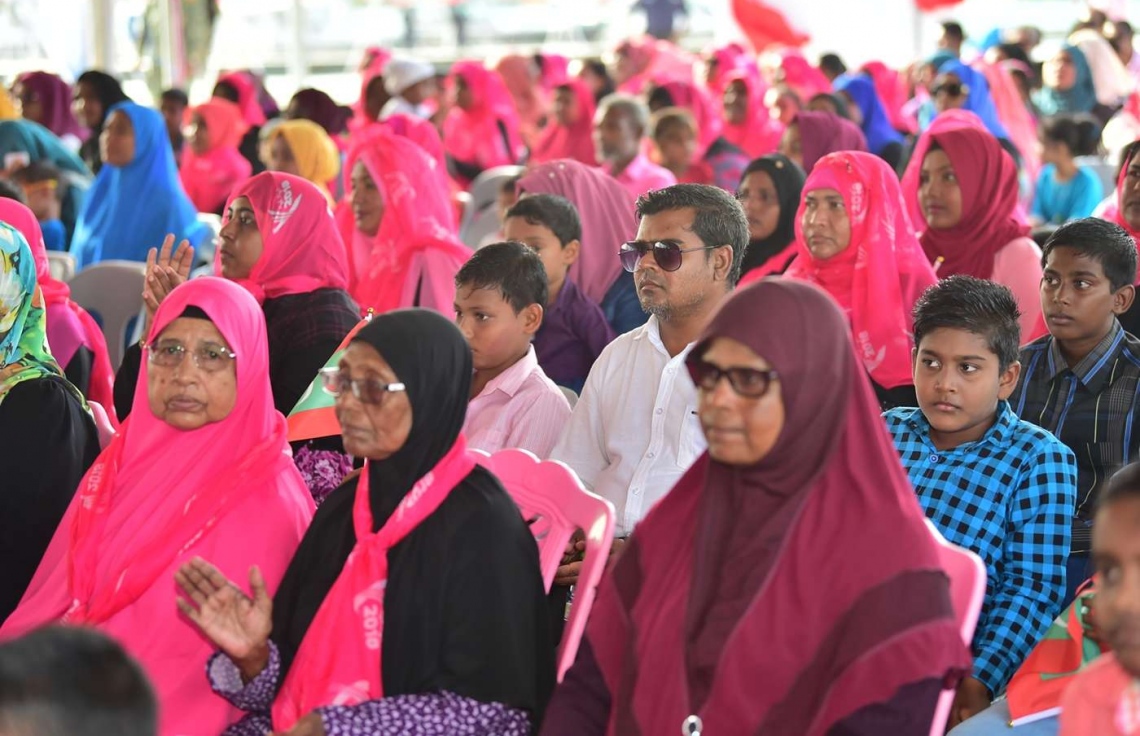 ހއ. ބާރަށް: ޖުލައި 18، 2018: ބާރަށުގައި 32 މިލިއަން ރުފިޔާ ހަރަދުކޮށްގެން 2015 ގައި ހެދި މެރީނާ ޖެޓީ ހުޅުވުމަށް އެ ރަށުގައި ބޭއްވި ރަސްމިއްޔާތެއްގައި   އެ ރަށުގެ ބައެއް މީހުން ބައިވެރިވަނީ.-- ފޮޓޯ: ރައީސް އޮފީސް