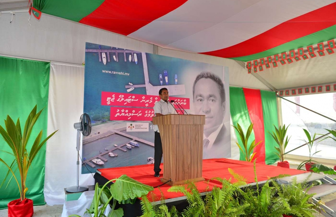 ހއ. ބާރަށް: ޖުލައި 18، 2018: ބާރަށުގައި 32 މިލިއަން ރުފިޔާ ހަރަދުކޮށްގެން 2015 ގައި ހެދި މެރީނާ ޖެޓީ ހުޅުވުމަށް އެ ރަށުގައި ބޭއްވި ރަސްމިއްޔާތެއްގައި   ރައީސް ޔާމީން ވާހަކަ ދައްކަވަނީ.-- ފޮޓޯ: ރައީސް އޮފީސް