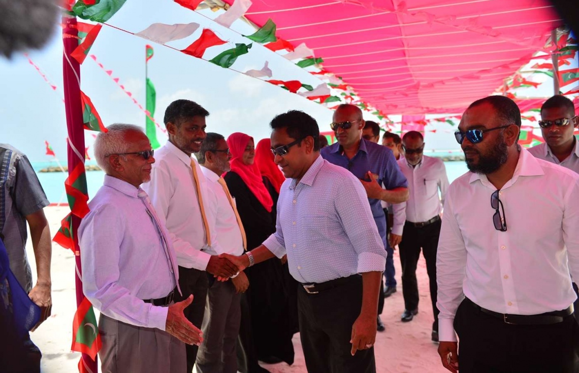 ހއ. ކެލާ: ޖުލައި 18، 2018: ކެލާގައި ނަރުދަމާ ނިޒާމު ރަސްމީކޮށް އިފްތިތާހު ކޮއްދެއްވުމަށް އެ ރަށުގައި ބޭއްވި ރަސްމިއްޔާތެއްގައި ބައިވެރިވެ ވަޑައިގަތުމަށް ރައީސް ޔާމީން ވަޑައިގެންނެވުމުން އެރަށުގެ ބައެއް މީހުން އެމަނިކުފާނަށް މަރުހަބާ ކިޔަނީ.-- ފޮޓޯ: ރައީސް އޮފީސް