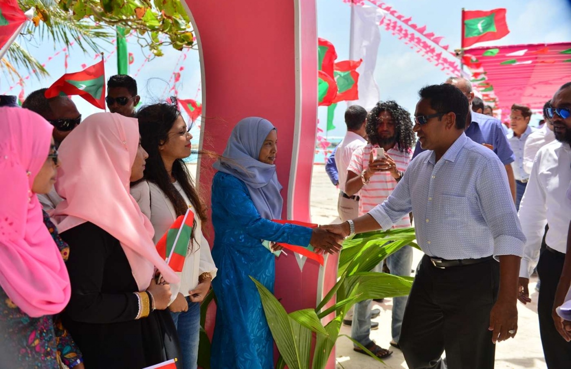 ހއ. ކެލާ: ޖުލައި 18، 2018: ކެލާގައި ނަރުދަމާ ނިޒާމު ރަސްމީކޮށް އިފްތިތާހު ކޮއްދެއްވުމަށް އެ ރަށުގައި ބޭއްވި ރަސްމިއްޔާތެއްގައި ބައިވެރިވެ ވަޑައިގަތުމަށް ރައީސް ޔާމީން ވަޑައިގެންނެވުމުން އެރަށުގެ ބައެއް މީހުން އެމަނިކުފާނާ ސަލާމް ކުރައްވަނީ.-- ފޮޓޯ: ރައީސް އޮފީސް