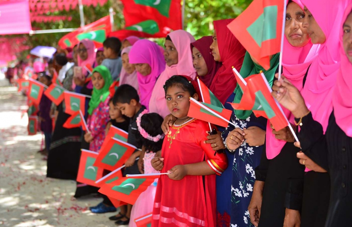 ހއ. ކެލާ: ޖުލައި 18، 2018: ކެލާގައި ނަރުދަމާ ނިޒާމު ރަސްމީކޮށް އިފްތިތާހު ކޮއްދެއްވުމަށް އެ ރަށުގައި ބޭއްވި ރަސްމިއްޔާތެއްގައި ބައިވެރިވެ ވަޑައިގަތުމަށް ރައީސް ޔާމީން ވަޑައިގެންނެވުމުން އެރަށުގެ ބައެއް މީހުން އެމަނިކުފާނަށް މަރުހަބާ ކިޔުމަށް އެއްވެފައި.-- ފޮޓޯ: ރައީސް އޮފީސް