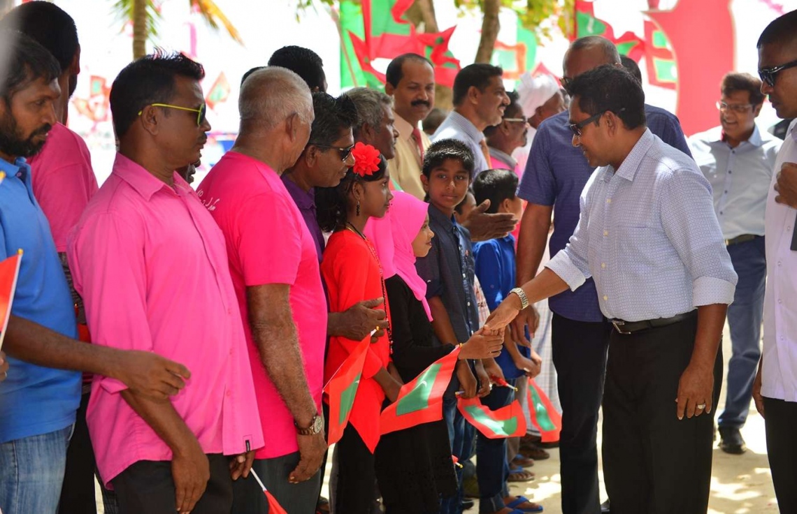 ހއ. ކެލާ: ޖުލައި 18، 2018: ކެލާގައި ނަރުދަމާ ނިޒާމު ރަސްމީކޮށް އިފްތިތާހު ކޮއްދެއްވުމަށް އެ ރަށުގައި ބޭއްވި ރަސްމިއްޔާތެއްގައި ބައިވެރިވެ ވަޑައިގަތުމަށް ރައީސް ޔާމީން ވަޑައިގެންނެވުމުން އެރަށުގެ ބައެއް މީހުން އެމަނިކުފާނާ ސަލާމް ކުރައްވަނީ.-- ފޮޓޯ: ރައީސް އޮފީސް