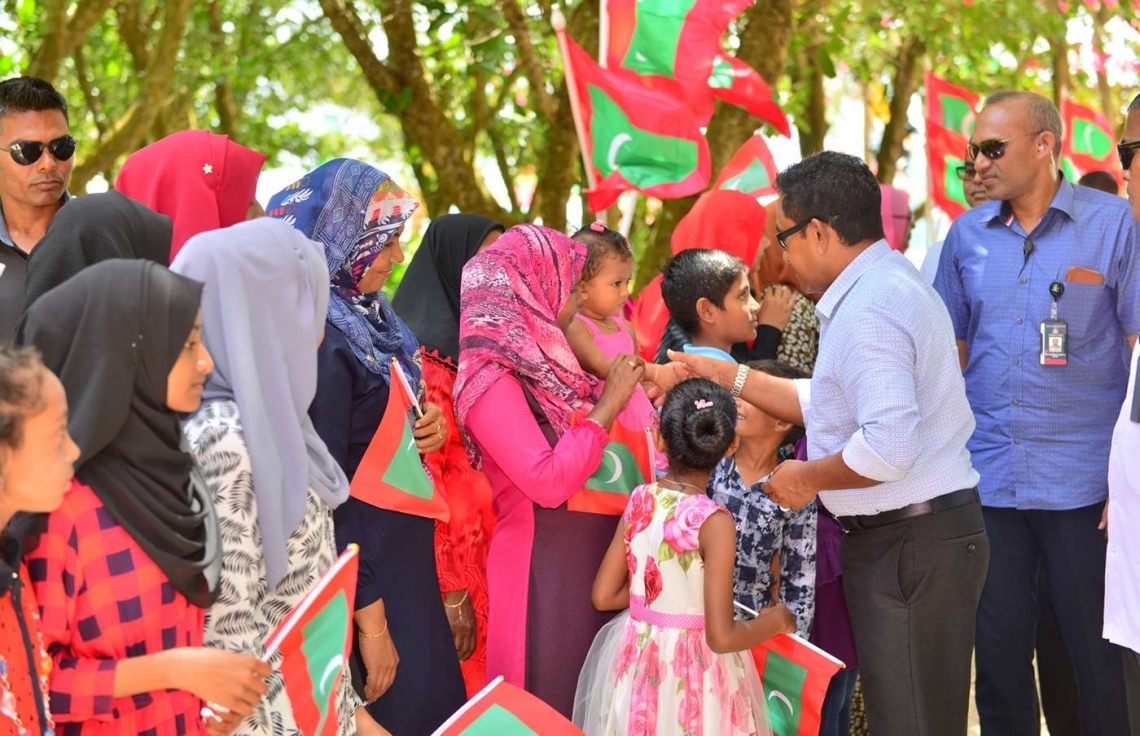 ހއ. ކެލާ: ޖުލައި 18، 2018: ކެލާގައި ނަރުދަމާ ނިޒާމު ރަސްމީކޮށް އިފްތިތާހު ކޮއްދެއްވުމަށް އެ ރަށުގައި ބޭއްވި ރަސްމިއްޔާތެއްގައި ބައިވެރިވެ ވަޑައިގަތުމަށް ރައީސް ޔާމީން ވަޑައިގެންނެވުމުން އެރަށުގެ ބައެއް މީހުން އެމަނިކުފާނާ ސަލާމް ކުރައްވަނީ.-- ފޮޓޯ: ރައީސް އޮފީސް