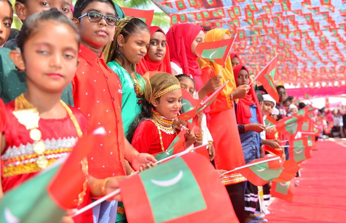 ހއ. ދިއްދޫ: ޖުލައި 18، 2018: ސަރުކާރުން ދިއްދޫގައި ހިންގި ހަތަރު މަޝްރޫއެއްގެ ނިމުން ފާހަގަކުރުމުގެ ރަސްމިއްޔާތެއްގައި ބައިވެރިވެ ވަޑައިގަތުމަށް އެ ރަށަށް ވަޑައިގަތުމުން، އެ ރަށުގެ ބައެއް މީހުން އެމަނިކުފާނަށް މަރުހަބާ ކިޔުމަށް އެއްވެފައި.-- ފޮޓޯ: ރައީސް އޮފީސް