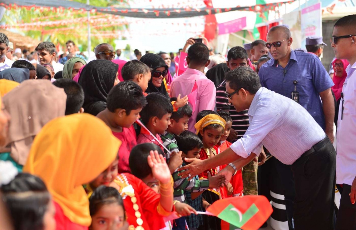 ހއ. ދިއްދޫ: ޖުލައި 18، 2018: ސަރުކާރުން ދިއްދޫގައި ހިންގި ހަތަރު މަޝްރޫއެއްގެ ނިމުން ފާހަގަކުރުމުގެ ރަސްމިއްޔާތެއްގައި ބައިވެރިވެ ވަޑައިގަތުމަށް އެ ރަށަށް ވަޑައިގެން، އެ ރަށުގެ ބައެއް މީހުންނާ ރައީސް ޔާމީން ސަލާމް ކުރައްވަނީ.-- ފޮޓޯ: ރައީސް އޮފީސް