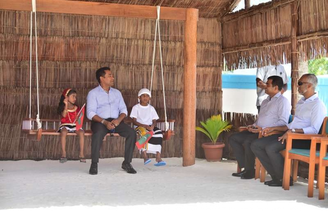 ހއ. ދިއްދޫ: ޖުލައި 18، 2018: ސަރުކާރުން ދިއްދޫގައި ހިންގި ހަތަރު މަޝްރޫއެއްގެ ނިމުން ފާހަގަކުރުމުގެ ރަސްމިއްޔާތެއްގައި ބައިވެރިވެ ވަޑައިގަތުމަށް ރައީސް ޔާމީން ދިއްދޫގައި.-- ފޮޓޯ: ރައީސް އޮފީސް