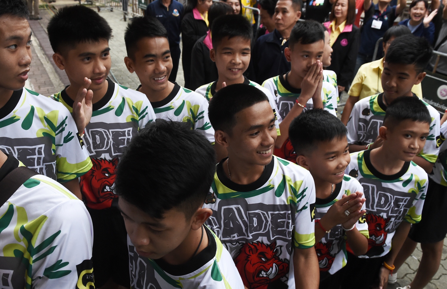 ހޮހަޅައިން ސަލާމަތް ކުރި ކުދިން ނޫސްވެރިންނާ ބައްދަލު ކުރަނީ. --ފޮޓޯ:އޭއެފްޕީ