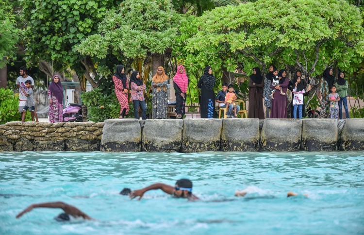 ދިއްފުށީ ފަޅުތެރޭގައި އޮތް ލޯންޗެއްގައި ރޯކޮށްލައިފި