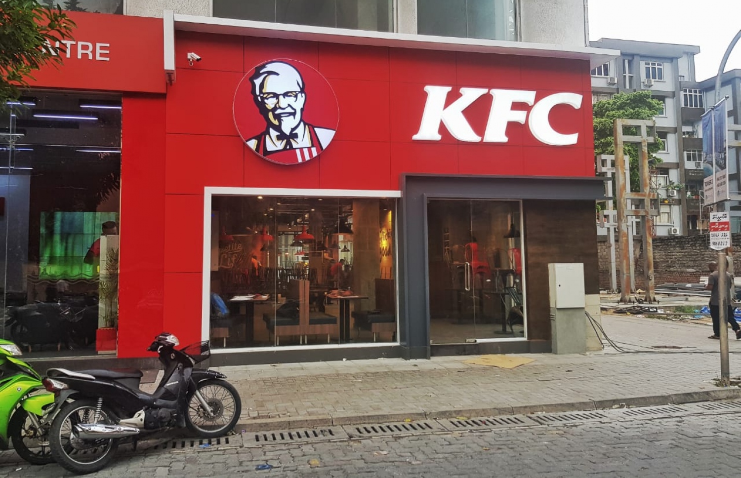 އެމެރިކާގެ މަޝްހޫރު ކޭއެފްސީގެ އައުޓްލެޓް މާލޭގެ ގާކޮށީގައި ހުޅުވަން ތައްޔާރުކޮށްފައި: މިތަން އަންނަ ހޯމަ ދުވަހު ރަސްމީކޮށް ހުޅުވާނެ. ފޮޓޯ: ހުސެއިން ވަހީދު /މިހާރު