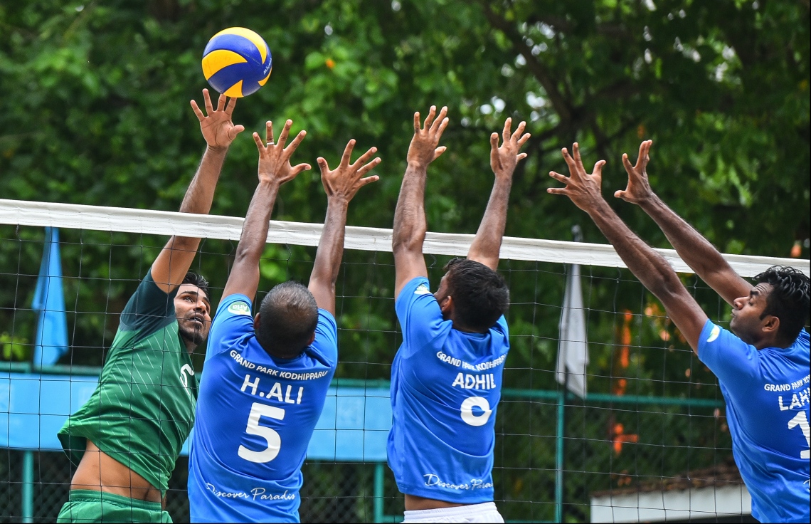 ބަނޑޮސް އައިލެންޑް ރިސޯޓު: ޖުލައި 22، 2018: އާލާ އިންޓަ ރިސޯޓް ޗެމްޕިއަންސް ލީގު ވޮލީބޯޅަ މުބާރާތުގެ ފައިނަލް މެޗުގެ ތެރެއިން: ގްރޭންޑްޕާކް ކޮއްދިއްޕަރު އަދި ބަނޑޮސް މޯލްޑިވްސް ވާދަކުރި މި މިމެޗުން ސީދާ ތިން ސެޓުން މޮޅުވެ، މުބާރާތް ކާމިޔާބުކުރީ ބަނޑޮސް މޯލްޑިވްސްއިން.--- މިހާރު ފޮޓޯ: ހުސައިން ވަހީދު