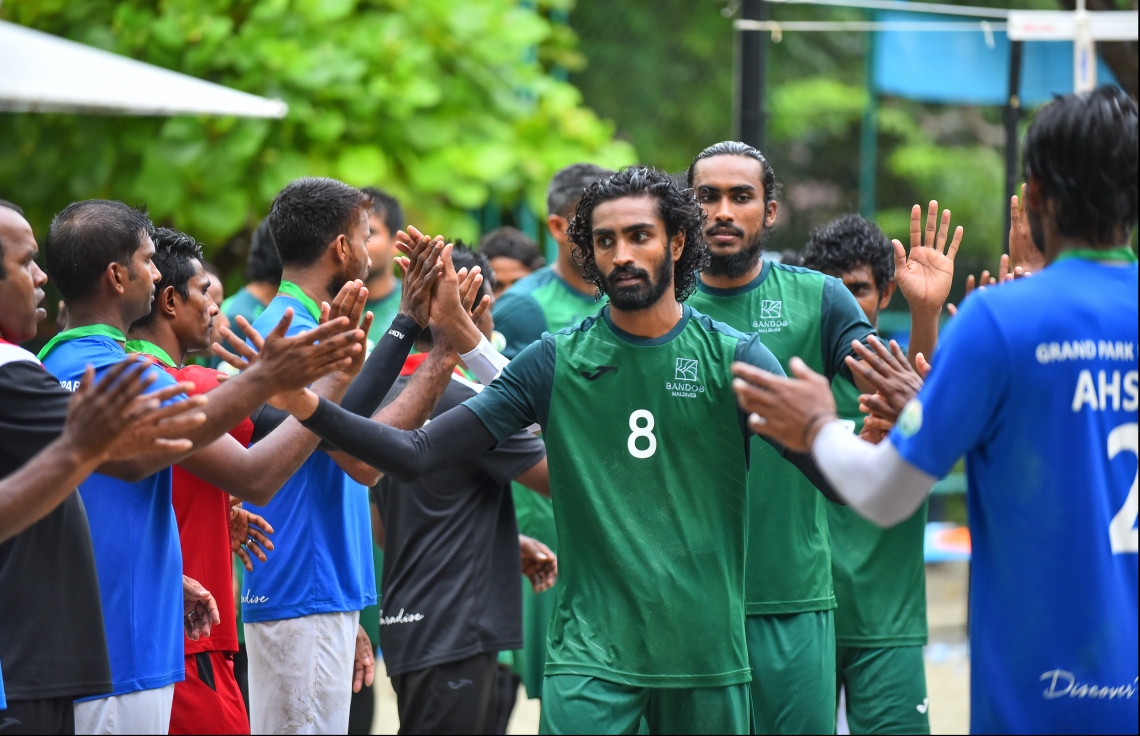 ބަނޑޮސް އައިލެންޑް ރިސޯޓު: ޖުލައި 22، 2018: އާލާ އިންޓަ ރިސޯޓް ޗެމްޕިއަންސް ލީގު ވޮލީބޯޅަ މުބާރާތުގެ ފައިނަލް މެޗުގެ ތެރެއިން: ގްރޭންޑްޕާކް ކޮއްދިއްޕަރު އަދި ބަނޑޮސް މޯލްޑިވްސް ވާދަކުރި މި މިމެޗުން ސީދާ ތިން ސެޓުން މޮޅުވެ، މުބާރާތް ކާމިޔާބުކުރީ ބަނޑޮސް މޯލްޑިވްސްއިން.--- މިހާރު ފޮޓޯ: ހުސައިން ވަހީދު