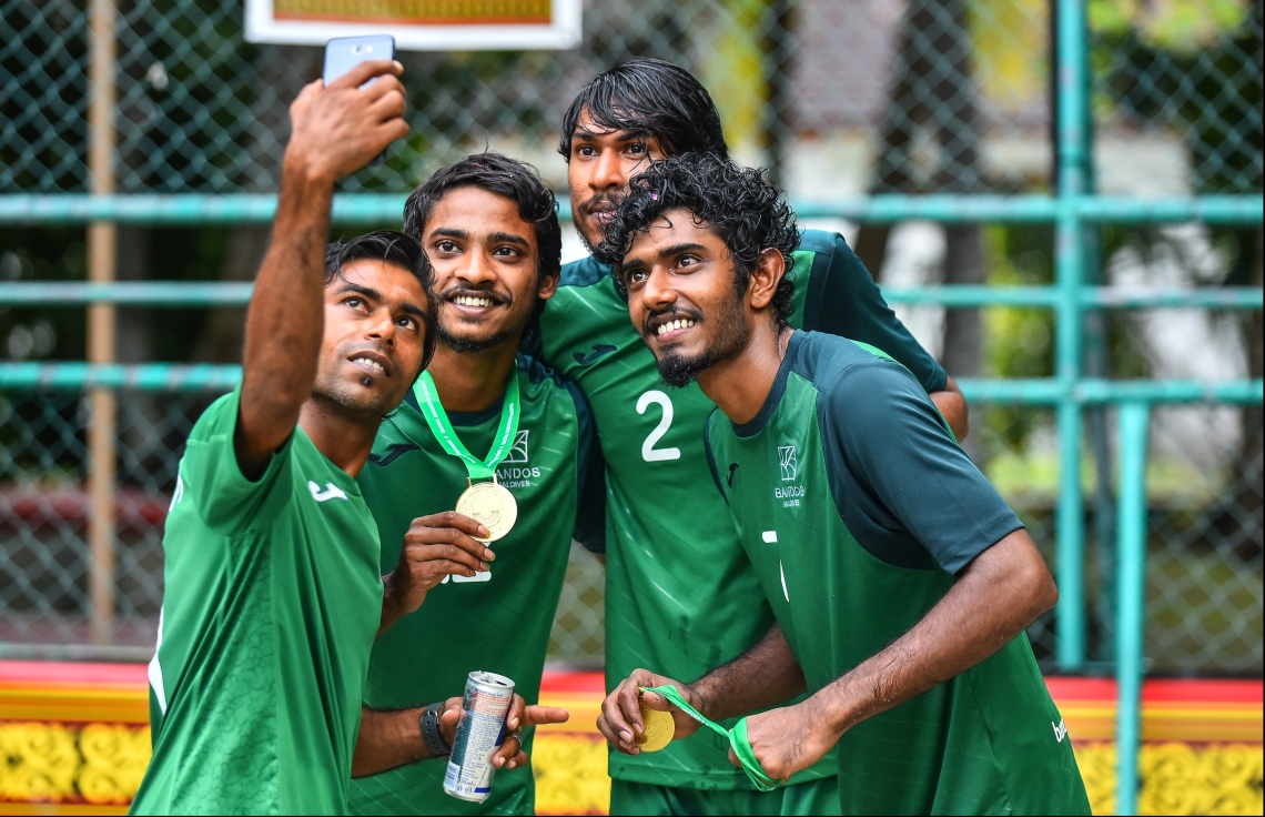 ބަނޑޮސް އައިލެންޑް ރިސޯޓު: ޖުލައި 22، 2018: އާލާ އިންޓަ ރިސޯޓް ޗެމްޕިއަންސް ލީގު ވޮލީބޯޅަ މުބާރާތުގެ ފައިނަލް މެޗުގެ ތެރެއިން: ގްރޭންޑްޕާކް ކޮއްދިއްޕަރު އަދި ބަނޑޮސް މޯލްޑިވްސް ވާދަކުރި މި މިމެޗުން ސީދާ ތިން ސެޓުން މޮޅުވެ، މުބާރާތް ކާމިޔާބުކުރީ ބަނޑޮސް މޯލްޑިވްސްއިން.--- މިހާރު ފޮޓޯ: ހުސައިން ވަހީދު