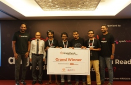 Dhiraagu CEO Ismail Rasheed (L-2) pose with Finwice, the grand winner of AngelHack Maldives which was held at Hotel Jen on July 21-22, 2018. PHOTO/DHIRAAGU