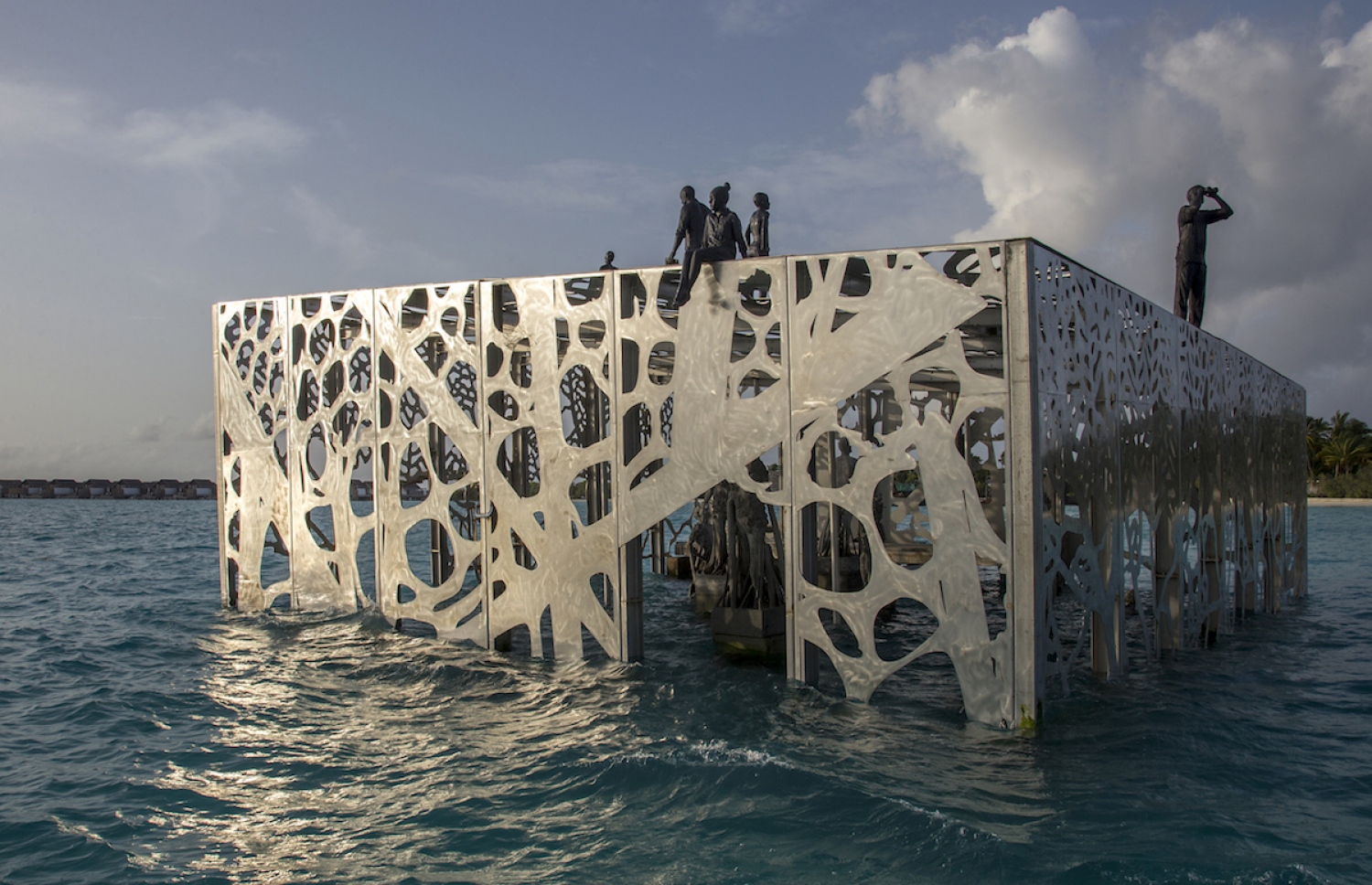 ސިއްރު ފެންފުށީގައި ހުޅުވި ދުނިޔޭގެ ފުރަތަމަ ސްކަލްޕްޗާ މޫދު އާޓް ގެލަރީގެ ބައެއް-- ފޮޓޯ: ކެޓް ވިންޓަން