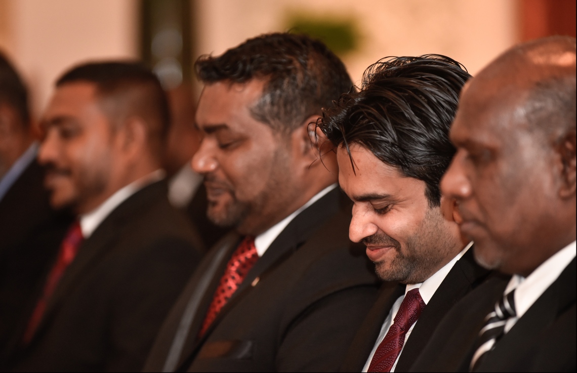 މާލެ: ޖުލައި 24، 2018- ހައި ކޯޓުގެ ފަނޑިޔާރު ކަމަށް އަލަށް އައްޔަން ކުރެއްވި ހުސެއިން ޝަހީދު (ކ-2) އަދި މުހައްމަދު ފައިސަލް (ކ3)، އެ ބޭފުޅުންގެ ހުވާ ކުރެއްވުމުގެ ރަސްމިއްޔާތު ގައި ބައިވެރިވެވަޑައިގަންނަވަނީ.---ފޮޓޯ: ހުސެއިން ވަހީދު/މިހާރު