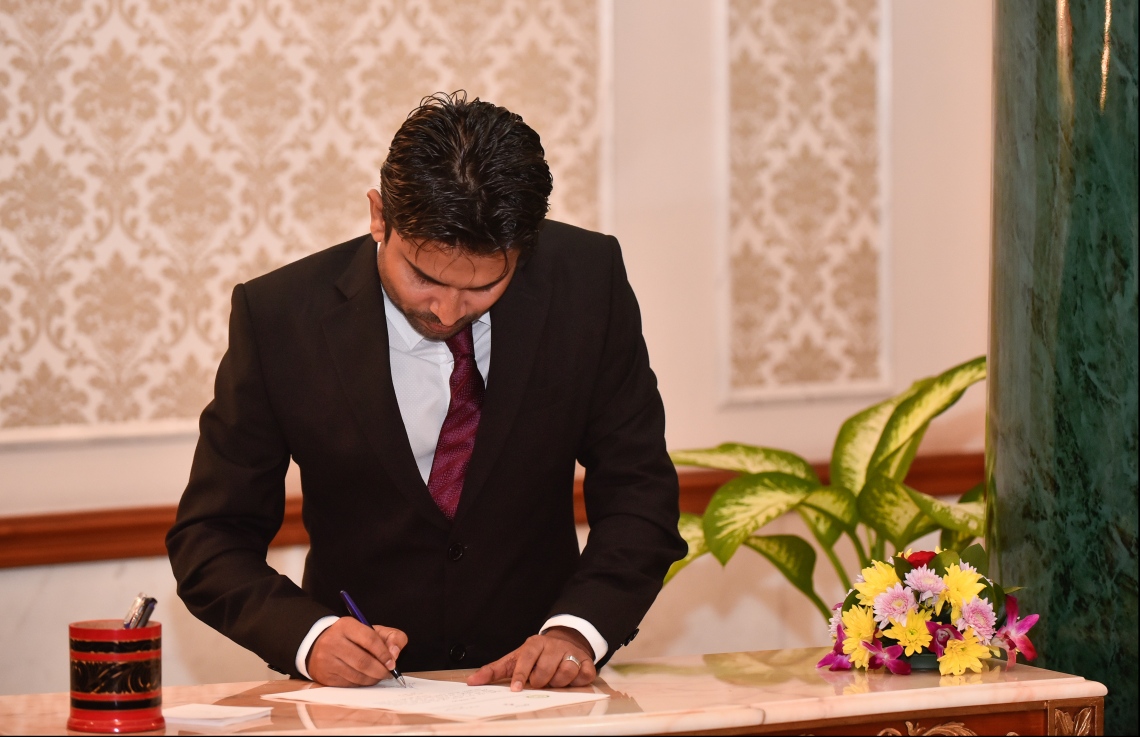 މާލެ: ޖުލައި 24، 2018- ހައި ކޯޓުގެ ފަނޑިޔާރު ކަމަށް އަލަށް އައްޔަން ކުރެއްވި، ކްރިމިނަލް ކޯޓުގެ ކުރީގެ ފަނޑިޔާރު ހުސެއިން ޝަހީދު، މަގާމުގެ ލިޔުމުގައި ސޮއިކުރައްވަނީ: ޝަހީދުގެ އިތުރުން، ހައި ކޯޓުގެ ފަނޑިޔާރު ކަމަށް މިރޭ ދެން އައްޔަން ކުރެއްވީ ޖުޑިޝަލް ސާވިސް ކޮމިޝަން (ޖޭއެސްސީ) ގެ ނައިބު ރައީސެއްގެ ގޮތުގައި އެންމެ ފަހުން ހުންނެވި މުހައްމަދު ފައިސަލް.---ފޮޓޯ: ހުސެއިން ވަހީދު/މިހާރު