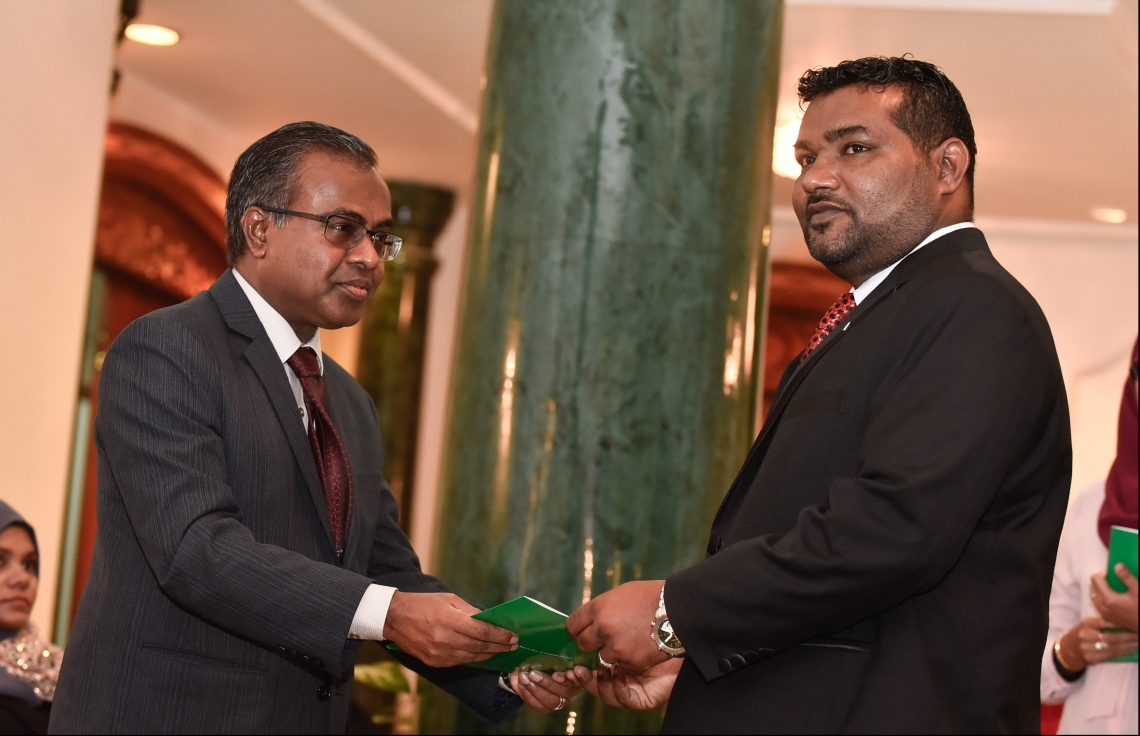 މާލެ: ޖުލައި 24، 2018- ހައި ކޯޓުގެ ފަނޑިޔާރު ކަމަށް އަލަށް އައްޔަން ކުރެއްވި، ޖޭއެސްސީގެ ކުރީގެ ނައިބު ރައީސް މުހައްމަދު ފައިސަލްއާ، އުއްތަމަ ފަނޑިޔާރު ޑރ. އަހުމަދު އަބްދުﷲ ދީދީ މަގާމުގެ ލިޔުން ހަވާލު ކުރައްވަނީ: ފައިސަލްގެ އިތުރުން، ހައި ކޯޓުގެ ފަނޑިޔާރު ކަމަށް މިރޭ ދެން އައްޔަން ކުރެއްވީ ކްރިމިނަލް ކޯޓުގެ ފަނޑިޔާރަކަށް މިހާތަނަށް ހުންނެވި ހުސެއިން ޝަހީދު.---ފޮޓޯ: ހުސެއިން ވަހީދު/މިހާރު