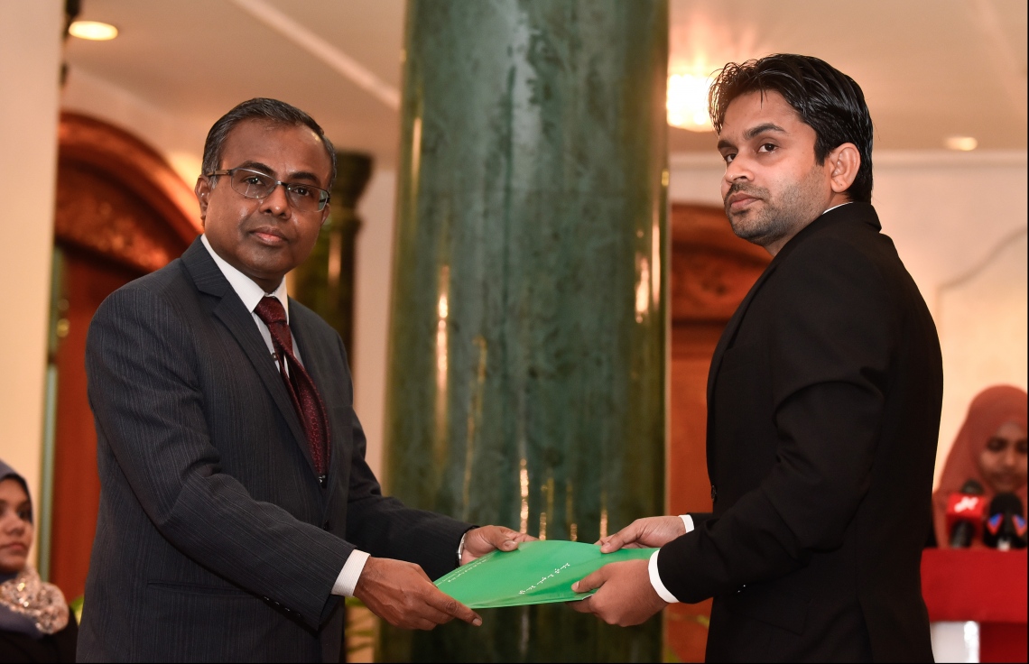 މާލެ: ޖުލައި 24، 2018- ހައި ކޯޓުގެ ފަނޑިޔާރު ކަމަށް އަލަށް އައްޔަން ކުރެއްވި، ކްރިމިނަލް ކޯޓުގެ ފަނޑިޔާރު ހުސެއިން ޝަހީދާ، އުއްތަމަ ފަނޑިޔާރު ޑރ. އަހުމަދު އަބްދުﷲ ދީދީ މަގާމުގެ ލިޔުން ހަވާލު ކުރައްވަނީ: ޝަހީދުގެ އިތުރުން، ހައި ކޯޓުގެ ފަނޑިޔާރު ކަމަށް މިރޭ ދެން އައްޔަން ކުރެއްވީ ޖުޑިޝަލް ސާވިސް ކޮމިޝަން (ޖޭއެސްސީ) ގެ ނައިބު ރައީސެއްގެ ގޮތުގައި އެންމެ ފަހުން ހުންނެވި މުހައްމަދު ފައިސަލް.---ފޮޓޯ: ހުސެއިން ވަހީދު/މިހާރު