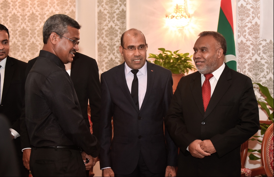 މާލެ: ޖުލައި 24، 2018: ޖުޑިޝަލް ސާވިސް ކޮމިޝަން (ޖޭއެސްސީ) ގެ ނައިބު ރައީސަކަށް އެންމެ ފަހުން ހުންނެވި މުހައްމަދު ފައިސަލް އާއި ކްރިމިނަލް ކޯޓުގެ ފަނޑިޔާރު ހުސައިން ޝަހީދު ހައި ކޯޓުގެ ފަނޑިޔާރު ކަމަށް އައްޔަންކުރުމުގެ ގޮތުން ސުޕްރީމް ކޯޓުގައި ބޭއްވި ހުވާކުރުމުގެ ރަސްމިއްޔާތުގައި ސުޕްރީމް ކޯޓުގެ ފަނޑިޔާރު އަބްދުﷲ އަަރީފު އަދި ފަނޑިޔާރު އާދަމް މުހައްމަދު ބައިވެރިވެވަޑައިގަންނަވަނީ.--- ފޮޓޯ: ހުސައިން ވަހީދު/މިހާރު