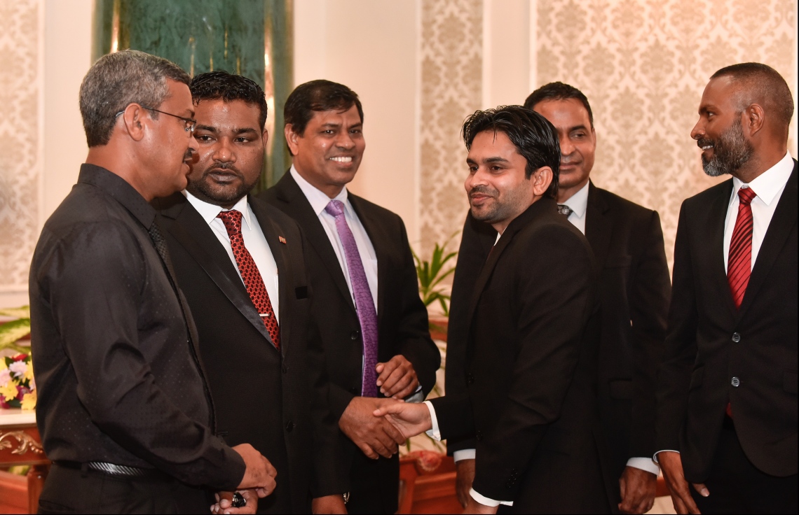 މާލެ: ޖުލައި 24، 2018- ޖުޑިޝަލް ސާވިސް ކޮމިޝަން (ޖޭއެސްސީ) ގެ ނައިބު ރައީސަކަށް އެންމެ ފަހުން ހުންނެވި މުހައްމަދު ފައިސަލް އާއި ކްރިމިނަލް ކޯޓުގެ ފަނޑިޔާރު ހުސައިން ޝަހީދު ހައި ކޯޓުގެ ފަނޑިޔާރު ކަމަށް އައްޔަން ކުރުމަށް ސުޕްރީމް ކޯޓުގައި ބޭއްވި ރަސްމިއްޔާތަށް ފަހު، ބައެއް ފަނޑިޔާރުންނާއި ވަކީލުން މަޝްވަރާ ކުރައްވަނީ.---ފޮޓޯ: ހުސެއިން ވަހީދު/މިހާރު