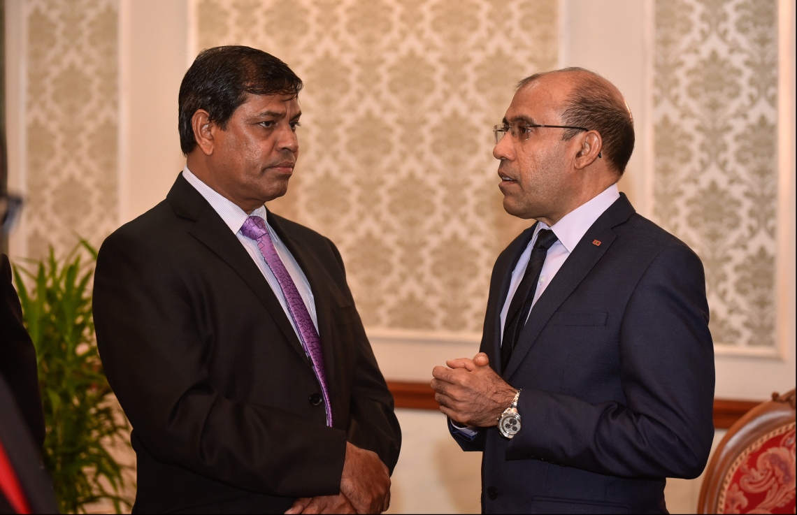 މާލެ: ޖުލައި 24، 2018: ޖުޑިޝަލް ސާވިސް ކޮމިޝަން (ޖޭއެސްސީ) ގެ ނައިބު ރައީސަކަށް އެންމެ ފަހުން ހުންނެވި މުހައްމަދު ފައިސަލް އާއި ކްރިމިނަލް ކޯޓުގެ ފަނޑިޔާރު ހުސައިން ޝަހީދު ހައި ކޯޓުގެ ފަނޑިޔާރު ކަމަށް އައްޔަން ކުރުމަށް ސުޕްރީމް ކޯޓުގައި ބޭއްވި ރަސްމިއްޔާތަށް ފަހު، ސުޕްރީމް ކޯޓުގެ ފަނޑިޔާރު އާދަމް މުހައްމަދާއި ޖޭއެސްސީގެ މެމްބަރު އަދި ގުރައިދޫ ދާއިރާގެ ޕީޕީއެމްގެ މެމްބަރު ރިޒާ މަޝްވަރާ ކުރައްވަނީ.--- ފޮޓޯ: ހުސައިން ވަހީދު/މިހާރު