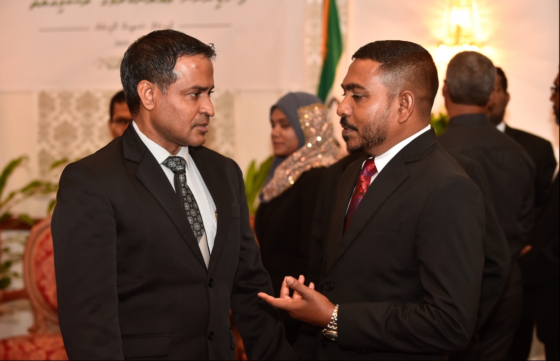 މާލެ: ޖުލައި 24، 2018- ޖުޑިޝަލް ސާވިސް ކޮމިޝަން (ޖޭއެސްސީ) ގެ ނައިބު ރައީސަކަށް އެންމެ ފަހުން ހުންނެވި މުހައްމަދު ފައިސަލް އާއި ކްރިމިނަލް ކޯޓުގެ ފަނޑިޔާރު ހުސައިން ޝަހީދު ހައި ކޯޓުގެ ފަނޑިޔާރު ކަމަށް އައްޔަން ކުރުމަށްޓަކައި، ސުޕްރީމް ކޯޓުގައި ބޭއްވި ރަސްމިއްޔާތުގެ ތެރެއިން، ސުޕްރީމް ކޯޓުގެ ފަނޑިޔާރު އަބްދުލްޣަނީ މުހައްމަދު (ވ) އާއި ހައި ކޯޓުގެ ފަނޑިޔާރު ޝުޖާއު އުސްމާން މަޝްވަރާ ކުރައްވަނީ.--- ފޮޓޯ: ހުސައިން ވަހީދު/މިހާރު