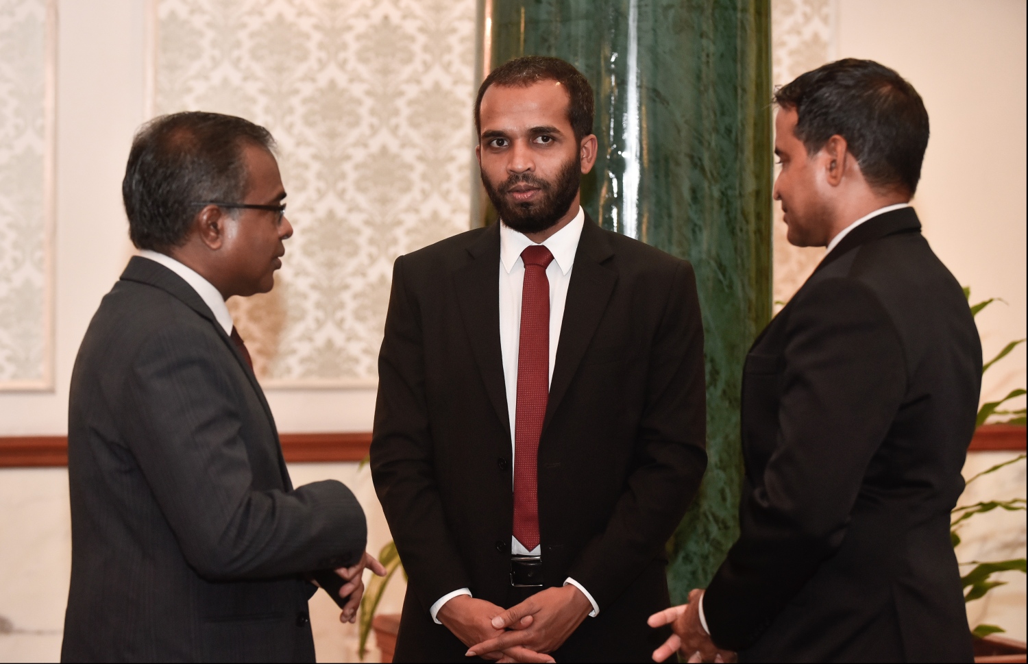 ކްރިމިނަލް ކޯޓުގެ އިސް ގާޒީ އަހުމަދު ހައިލަމް (މ) އުއްތަމަ ފަނޑިޔާރު ޑރ. އަހުމަދު އަބްދުﷲ ދީދީ (ވ) އާއި ސުޕްރީމް ކޯޓުގެ ފަނޑިޔާރު ޣަނީއާ މަޝްވަރާ ކުރައްވަނީ.--- ފޮޓޯ: ހުސައިން ވަހީދު/މިހާރު