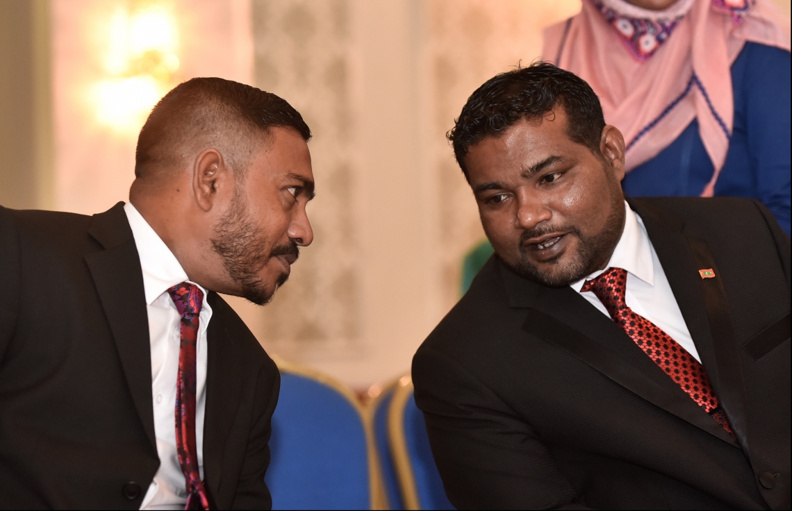 މާލެ: ޖުލައި 24، 2018- ހައި ކޯޓުގެ އާ ފަނޑިޔާރަކަށް އަލަށް އައްޔަން ކުރެއްވި މުހައްމަދު ފައިސަލް (ކ) އާއި އެ ކޯޓުގެ ފަނޑިޔާރު ޝުޖާއު އުސްމާން މިރޭގެ ރަސްމިއްޔާތު ގައި މަޝްވަރާ ކުރައްވަނީ: ހައި ކޯޓުގެ ފަނޑިޔާރަކަށް މިރޭ ދެން އައްޔަން ކުރެއްވީ ކްރިމިނަލް ކޯޓުގެ ފަނޑިޔާރަކަށް މިހާތަނަށް ހުސެއިން ޝަހީދު.---ފޮޓޯ: ހުސެއިން ވަހީދު/މިހާރު