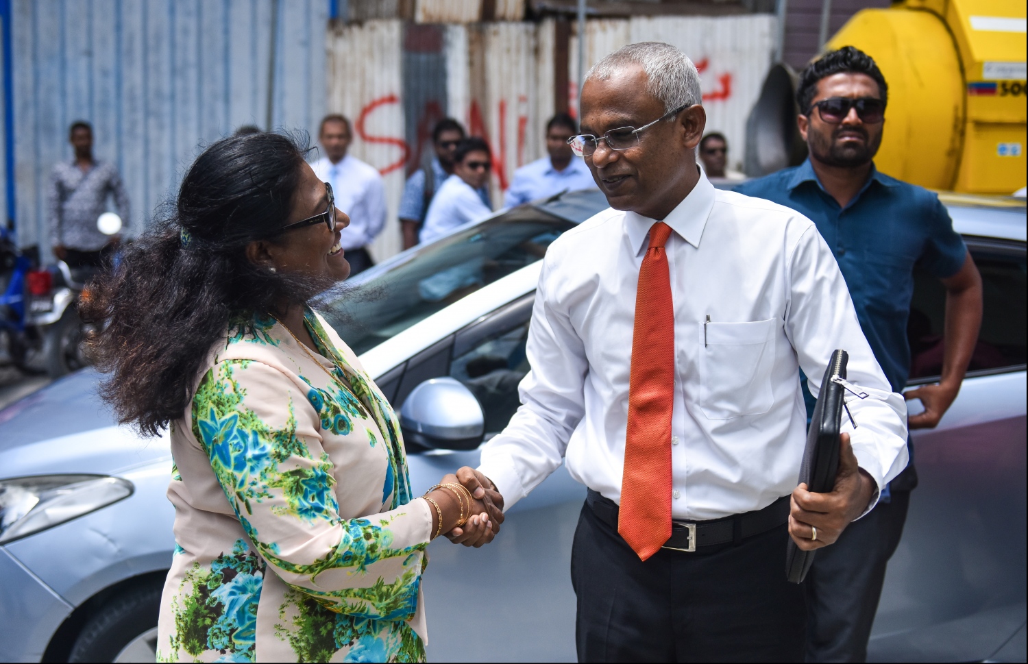 ރައީސް އިބްރާހިމް މުހައްމަދު ސޯލިހް، މާލޭގެ މޭޔަރު ޝިފާއާ ސަލާމް ކުރައްވަނީ. --- ފޮޓޯ: މިހާރު