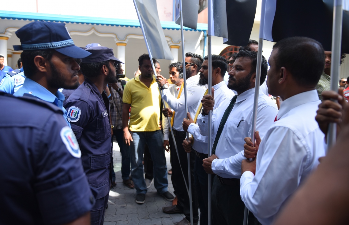 މާލެ: ޖުލައި 26، 2018- މި އަހަރުގެ ރިޔާސީ އިންތިޚާބަށް ކުރިމަތިލެއްވުމަށްޓަކައި އިދިކޮޅު ކެންޑިޑޭޓް އިބްރާހިމް މުހައްމަދު ސޯލިހް (އިބޫ) އާއި އޭނާގެ ރަނިންމޭޓް ފައިސަލް ނަސީމްގެ ފޯމު ހުށަހެޅުއްވުމަށްޓަކައި، ބޭއްވި ހަރަކާތް ފެށި ވަގުތު ފުލުހުން ހުރަސް އަޅަނީ: އިދިކޮޅު ހަރަކާތުގެ މިއަދުގެ އިވެންޓަށް ފުލުހުން ފަހުން ފުރުސަތު ދިން.--ފޮޓޯ: އަހުމަދު ނިޝާތު/މިހާރު