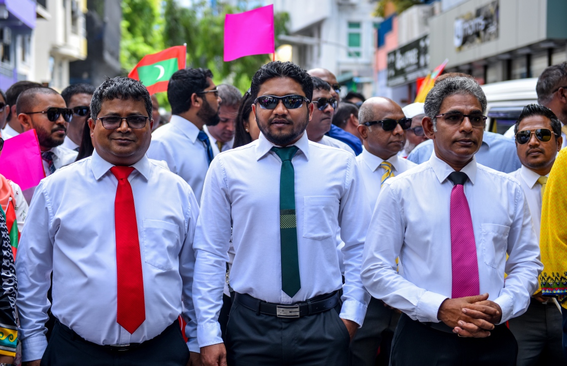 މާލެ: ޖުލައި 26، 2018- މި އަހަރުގެ ރިޔާސީ އިންތިޚާބަށް ކުރިމަތިލެއްވުމަށްޓަކައި އިދިކޮޅު ކެންޑިޑޭޓް އިބްރާހިމް މުހައްމަދު ސޯލިހް (އިބޫ) އާއި އޭނާގެ ރަނިންމޭޓް ފައިސަލް ނަސީމްގެ ފޯމު ހުށަހެޅުއްވުމަށްޓަކައި، ބޭއްވި ހަރަކާތުގައި އިދިކޮޅު ކޯލިޝަންގެ ސަޕޯޓަރުން ބައިވެރިވަނީ.--ފޮޓޯ: އަހުމަދު ނިޝާތު/މިހާރު