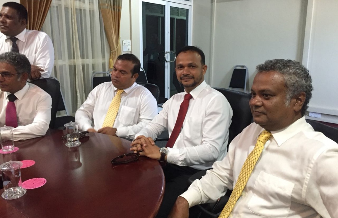 މާލެ: ޖުލައި 26، 2018- އިދިކޮޅު ކެންޑިޑޭޓް އިބްރާހިމް މުހައްމަދު ސޯލިހް (އިބޫ) އާއި އޭނާގެ ރަނިންމޭޓް ފައިސަލް ނަސީމްގެ ފޯމު އިލެކްޝަންސް ކޮމިޝަނަށް ހުށަހެޅުމަށްޓަކައި މިއަދު ބޭއްވި ރަސްމިއްޔާތުގައި އިދިކޮޅު ކޯލިޝަންގެ ބައެއް އިސްވެރިން ބައިވެރިވެވަޑައިގަންނަވަނީ.---ފޮޓޯ: އެމްޑީޕީ