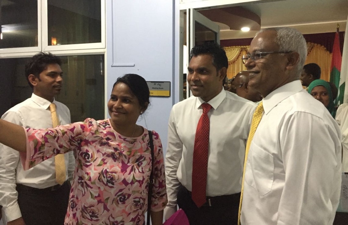 މާލެ: ޖުލައި 26، 2018- އިދިކޮޅު ކެންޑިޑޭޓް އިބްރާހިމް މުހައްމަދު ސޯލިހް (އިބޫ) އާއި އޭނާގެ ރަނިންމޭޓް ފައިސަލް ނަސީމްގެ ފޯމު އިލެކްޝަންސް ކޮމިޝަނަށް ހުށަހެޅުއްވުމާ ގުޅިގެން، ކުރީގެ ރައީސް މައުމޫންގެ ފެކްޝަންގެ އިސް މެމްބަރު ނާދިރާ އެ ބޭފުޅުންނާ އެކު ސެލްފީއެއް ނަންގަވަނީ.---ފޮޓޯ: އެމްޑީޕީ