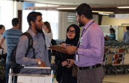 An official of MMA conducts a survey at Velana International Airport, regarding Maldivians' expenses abroad during year-end vacation, in December 2017. PHOTO/MMA