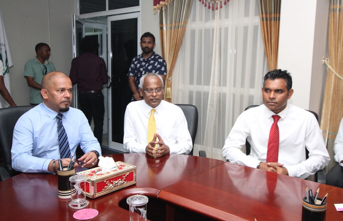 މާލެ: ޖުލައި 26، 2018- އިދިކޮޅު ކެންޑިޑޭޓް އިބްރާހިމް މުހައްމަދު ސޯލިހް (އިބޫ) އާއި އޭނާގެ ރަނިންމޭޓް ފައިސަލް ނަސީމްގެ ފޯމް އިލެކްޝަންސް ކޮމިޝަނަށް ހުށަހެޅުމަށްޓަކައި މިއަދު ބޭއްވި ރަސްމިއްޔާތުގައި އެ ކޮމިޝަންގެ ރައީސް ޝަރީފްއާ އެކު މީޑިއާއާ ވާހަކަ ދައްކަވަނީ.---ފޮޓޯ: އެމްޑީޕީ