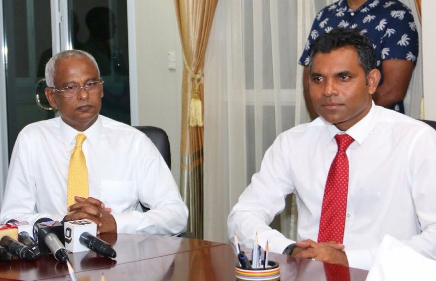 އިދިކޮޅު ކެންޑިޑޭޓް އިބޫ އާއި އޭނާގެ ރަނިންމޭޓް ފައިސަލްގެ ކެންޑިޑެސީ ފޯމު އީސީ އަށް ހުށަހެޅުއްވުމަށް އެ ކޮމިޝަން ގައި ބޭއްވި ރަސްމިއްޔާތުގައި އެ ދެބޭފުޅުން ބައިވެރިވެވަޑައިގަންނަވަނީ.---ފޮޓޯ: އިލެކްޝަންސް ކޮމިޝަން