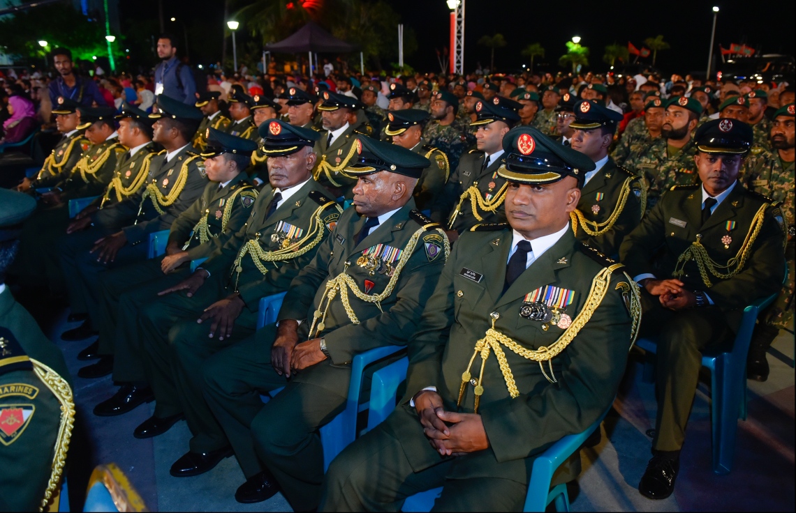 މާލެ: ޖުލައި 26، 2018- ރާއްޖޭގެ މިނިވަން ކަމަށް 53 އަހަރު ފުރުން ފާހަގަ ކުރުމަށް ޖުމްހޫރީ މައިދާނުގައި ބޭއްވި ރަސްމިއްޔާތުގައި ބައިވެރިވެވަޑައިގެންނެވި ސިފައިންގެ ބައެއް އިސް އޮފިސަރުން.---ފޮޓޯ: ހުސައިން ވަހީދު/މިހާރު