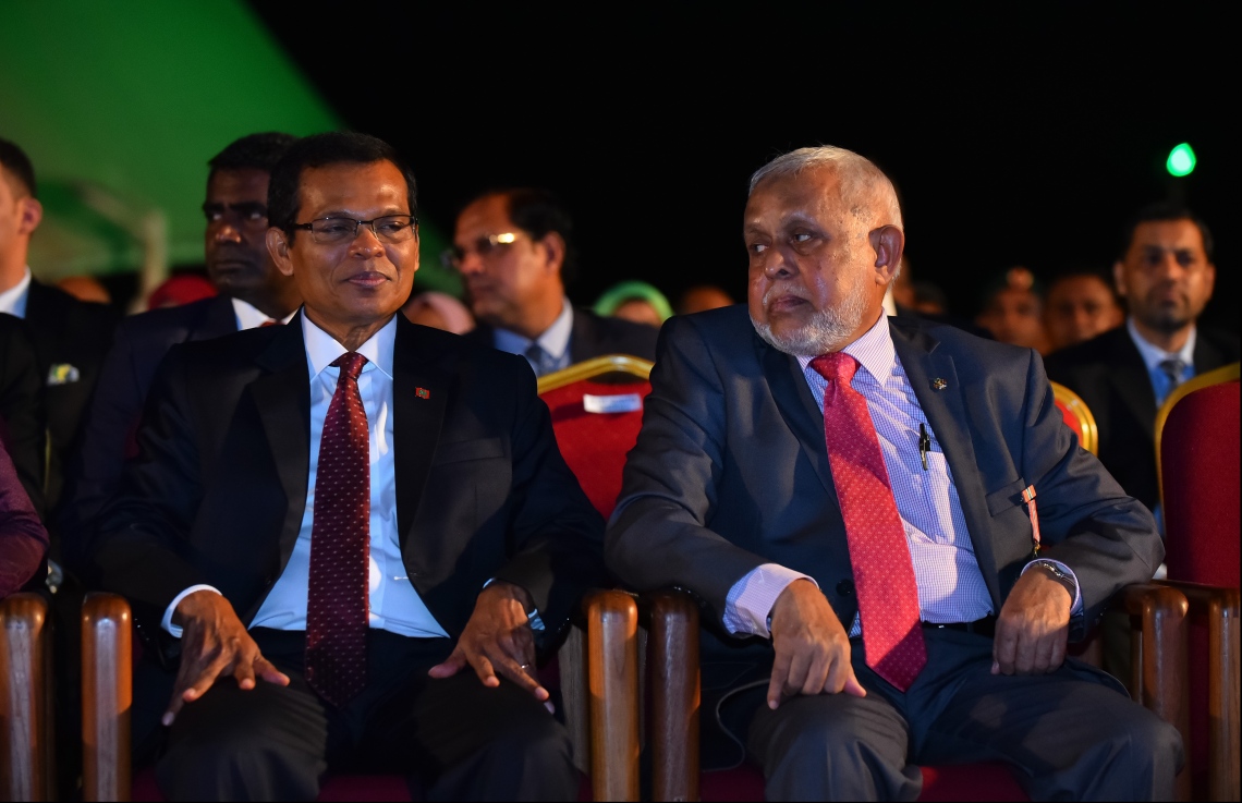 މާލެ: ޖުލައި 26، 2018- ރާއްޖޭގެ މިނިވަން ކަމަށް 53 އަހަރު ފުރުން ފާހަގަ ކުރުމަށް ޖުމްހޫރީ މައިދާނުގައި ބޭއްވި ރަސްމިއްޔާތުގައި ރައްޔިތުންގެ މަޖިލީހުގެ ރައީސް އަބްދުﷲ މަސީހު (ވ) އަދި އިސްލާމިކް މިނިސްޓްރީގެ މުޝީރު ޝެއިހް މުހައްމަދު ރަޝީދު އިބްރާހިމް ބައިވެރިވެވަޑައިގަންނަވަނީ.---ފޮޓޯ: ހުސައިން ވަހީދު/މިހާރު
