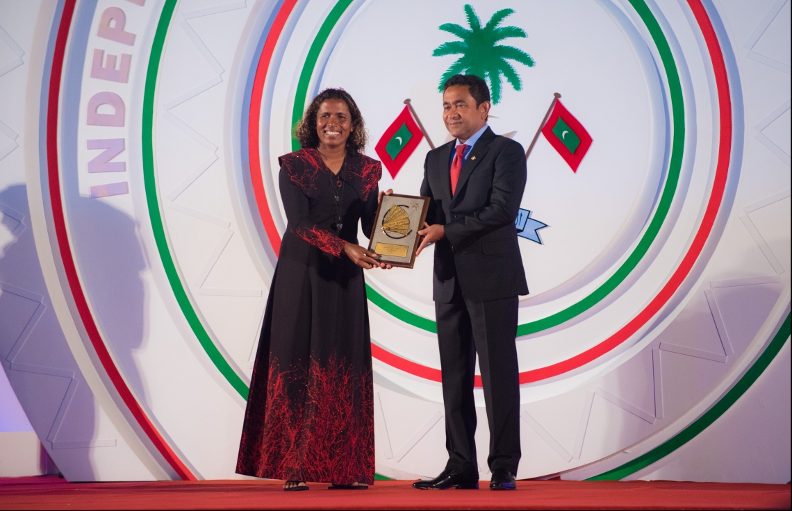 މާލެ: ޖުލައި 26، 2018- ޑައިވިންގެ ދާއިރާ އިން، ރިކްރިއޭޝަނަލް ސްކޫބާ ޑައިވިންގެ ރޮނގުން، ގައުމީ ހިތްވަރު ދިނުމުގެ އިނާމު ޒޫނާ ނަސީމަށް ރައީސް ޔާމީން މިރޭ ދެއްވަނީ.---ފޮޓޯ: ހުސައިން ވަހީދު/މިހާރު